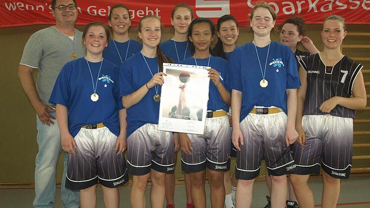 Bayerischer Meister: Unser Bild zeigt die Basketballerinnen der Mittelschule Oerlenbach mit (vorne, von links) Madlen Schießer, Lara Zwirlein, Sokna Peters, Elisabeth Vollmann und Jennifer Beck sowie (hinten, von links) Lehrer und Trainer Thomas Lenz, Olivia Stichler, Hanna Kuhn, Luisa Vogel und Emma Erhard. Foto: Stefan Geiger