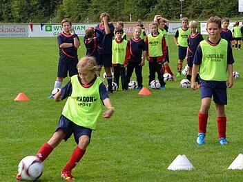 Anabell Keul, die beim FC Victoria Poppenroth spielt, zeigte beim Talentcamp der TSVgg Hausen ihr Können.  Foto: Peter Rauch