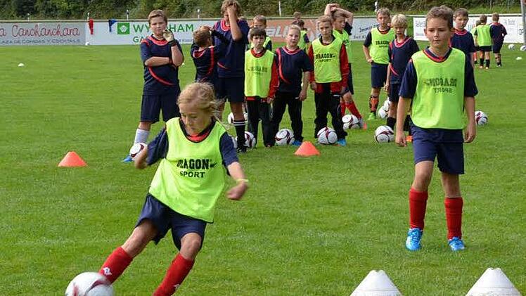 Anabell Keul, die beim FC Victoria Poppenroth spielt, zeigte beim Talentcamp der TSVgg Hausen ihr Können.  Foto: Peter Rauch