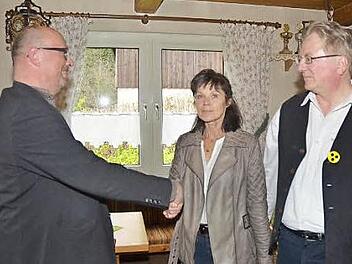 Thilo Moosmann (links), SPD-Kreisgeschäftsführer, gratuliert Hildegard Nietzel zur Wahl als Vertreterin der AG für Migration und Vielfalt. Ortsvorsitzender Michael Pütterich dankt ihr für ihr Engagement.  Foto: eh