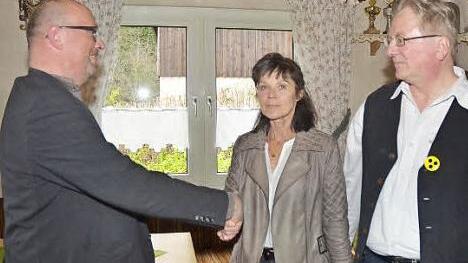 Thilo Moosmann (links), SPD-Kreisgeschäftsführer, gratuliert Hildegard Nietzel zur Wahl als Vertreterin der AG für Migration und Vielfalt. Ortsvorsitzender Michael Pütterich dankt ihr für ihr Engagement.  Foto: eh
