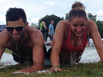"Die geilen Geilen" Bernd und Eva machten auf der Rutschfolie eine gute Figur.  Foto: Daniel Ruppert
