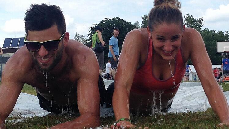 "Die geilen Geilen" Bernd und Eva machten auf der Rutschfolie eine gute Figur.  Foto: Daniel Ruppert