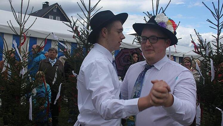 Ein Tänzchen vor dem Zelt. Foto: Veronika Schadeck