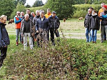 Die Teilnehmer des Gewässer-Nachbarschaftstages besichtigten in der Steinachaue einen ökologisch wertvollen Graben.  Foto: Gerda Völk