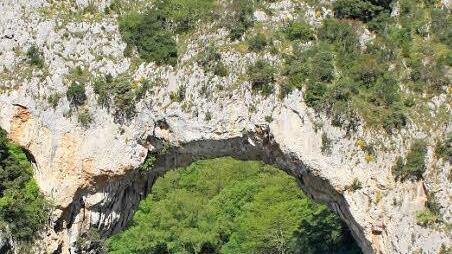 Jahrhunderte lang hat sich der Fluss in die Felsen der Ardèche-Schlucht eingegraben. Fotos: djd/nicko-cruises.de