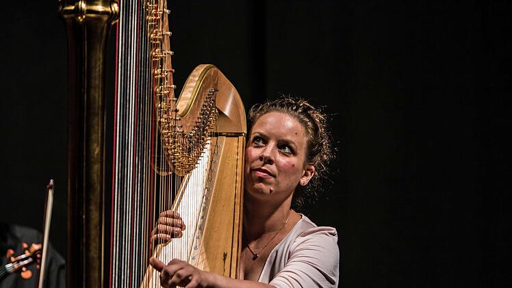 Teresa Zimmermann an der HarfeFoto: Jochen Berger