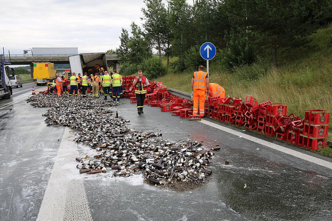 Laster verliert Ladung: Bier verteilt sich auf A9 bei Bad Berneck
