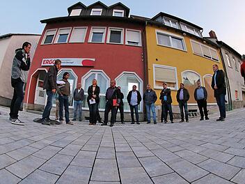 Die Ludwigstraße in Poppenlauer ist fast fertig und soll ab Ende kommender  Woche wieder befahrbar sein. Der Marktgemeinderat begutachtete die  Baustelle bei einem Ortstermin. Die Fertigstellung des Dorfplatzes wird  noch etwas länger dauern.  Dieter Britz