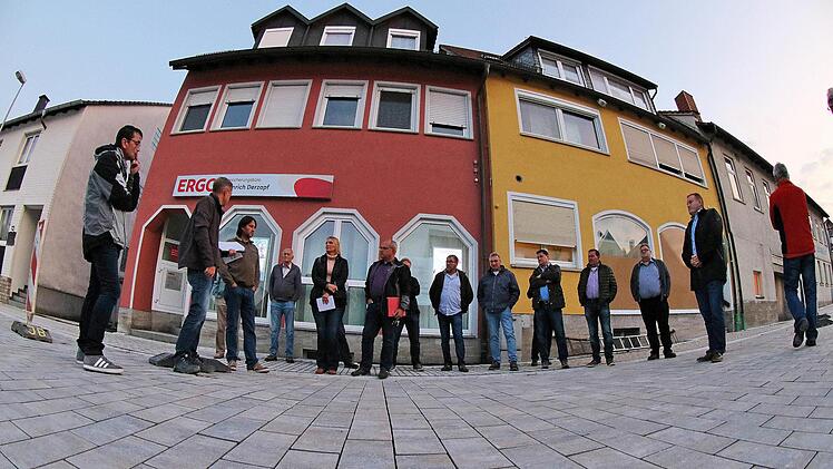 Die Ludwigstraße in Poppenlauer ist fast fertig und soll ab Ende kommender  Woche wieder befahrbar sein. Der Marktgemeinderat begutachtete die  Baustelle bei einem Ortstermin. Die Fertigstellung des Dorfplatzes wird  noch etwas länger dauern.  Dieter Britz