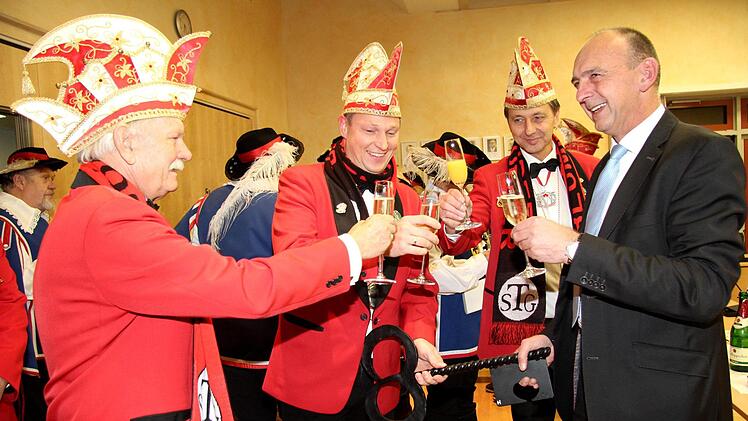 Ehrenpräsident Peter Nofski, Matthias Petsch und Karl-Heinz (Jimmy) Ziegler stoßen mit dem Bürgermeister auf die fünfte Jahreszeit an. Richard Sänger