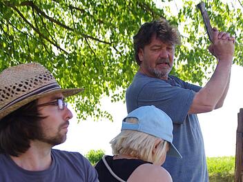 Tom Ohnerast, Stefanie Masnik und Lutz Leyh (v. l.) proben auf der Festung für das Kinderstück "Der Räuber Hotzenplotz". Foto: Marco Meißner