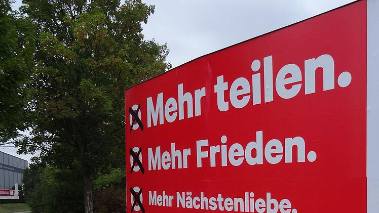 Unübersehbar: Wahlplakate grüßen in Coburg seit dem Wochenende von vielen Laternenmasten oder als großformatige Aufsteller an Verkehrskreiseln. Sechs Wochen vor dem Wahltag ist das Aufhängen von Plakaten gestatten.Foto: Jochen Berger