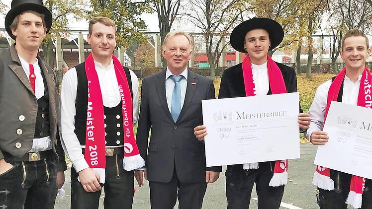 Vier Zimmerleute aus der Region erhielten ihre Meisterurkunden. Von links: Samuel Friedrich, Christian Wirth, Obermeister Günther Stenglein, Mauro Fuchs und Tobias Döring. Fotos: Werner Reißaus