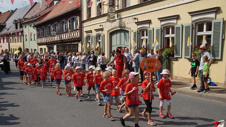 Die Musikzwerge rasseln und klappern eifrig.