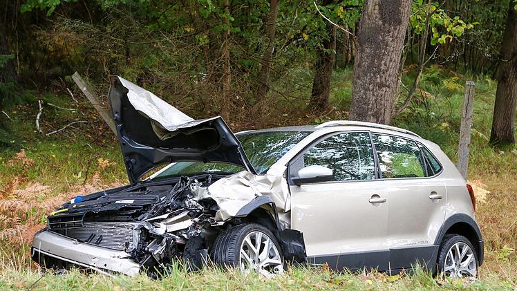 Frontalzusammenstoß auf B8: Am Donnerstagnachmittag ereignete sich ein schwerer Unfall bei Feucht. Foto: NEWS5 / Friedrich