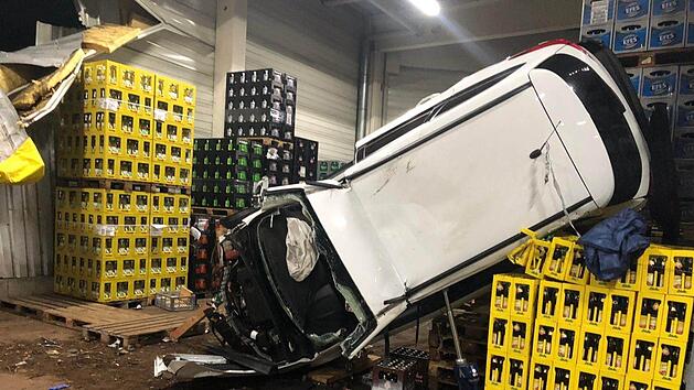 Auf der Flucht vor der Polizei verungl&uuml;ckten zwei Tatverd&auml;chtige auf der B14 bei Hersbruck schwer. Ihr Auto flog 30 Meter durch die Luft und landete in einer Lagerhalle. Foto: NEWS5 / Augenzeugenmaterial