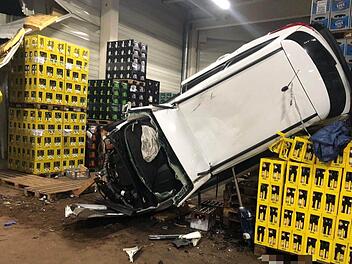 Auf der Flucht vor der Polizei verunglückten zwei Tatverdächtige auf der B14 bei Hersbruck schwer. Ihr Auto flog 30 Meter durch die Luft und landete in einer Lagerhalle. Foto: NEWS5 / Augenzeugenmaterial