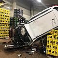 Auf der Flucht vor der Polizei verunglückten zwei Tatverdächtige auf der B14 bei Hersbruck schwer. Ihr Auto flog 30 Meter durch die Luft und landete in einer Lagerhalle. Foto: NEWS5 / Augenzeugenmaterial
