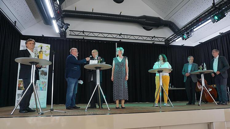 Podiumsgespräch anlässlich des 50-jährigen Bestehens des Schullandheimswerks Unterfranken: (von links) Rudi Suttner (ehemaliger Vorstand des Schullandheimwerks Unterfranken), Moderator Eberhard Schellenberger, Dieter Köstler (Leiter Schullandheim ...