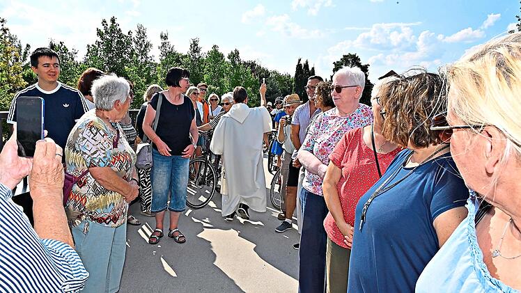 Viele waren bei der Einweihung der Br&uuml;cke dabei. Pfarrer Klaus Weigand spricht den Segen.