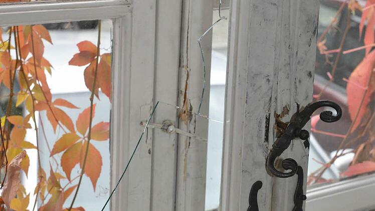 Zerschlagenes Fenster an der Rathausrückseite. Hier gelangten die Täter offenbar in das Gebäude.