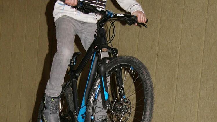 Max Ustitsch von der Volksschule Mainleus kann mit seinem Rad Treppensteigen.