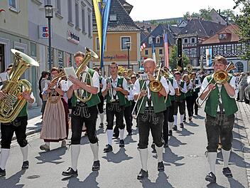 Hier geht's lang zum Schützenfest: Die Musikanten gaben dem großen Festzug in Lichtenfels die Richtung vor. Fotos: Klaus Gagel
