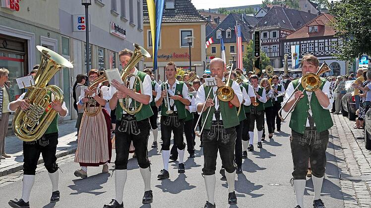 Hier geht's lang zum Schützenfest: Die Musikanten gaben dem großen Festzug in Lichtenfels die Richtung vor. Fotos: Klaus Gagel