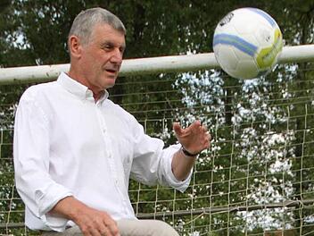 Er bleibt am Ball: Jürgen Pfister ist seit frühester Kindheit dem FC verbunden. Foto: Ulrike Müller