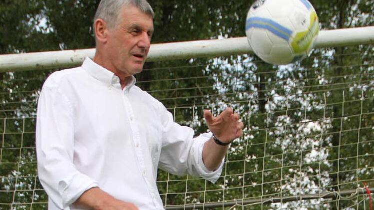 Er bleibt am Ball: Jürgen Pfister ist seit frühester Kindheit dem FC verbunden. Foto: Ulrike Müller