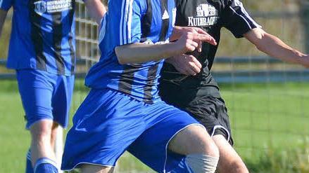 SpVgg Mühlhausen - TSV Burghaslach Die Gastgeber (schwarzes Trikot) zeigten sich in vielen Momenten auf Augenhöhe mit dem Spitzenreiter.Foto: herzopress