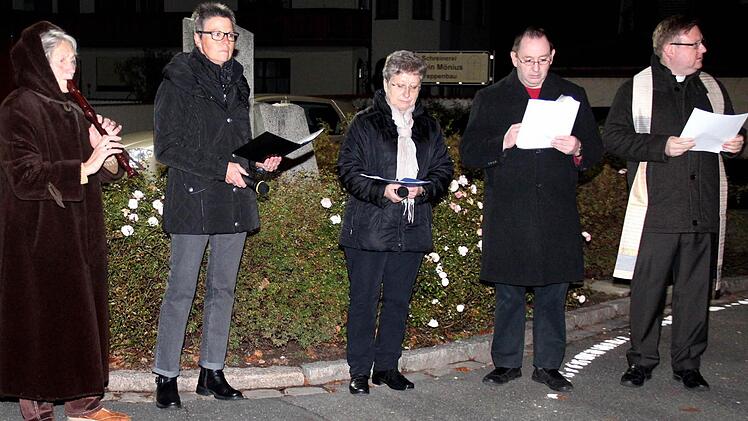 Erika Macher (l.) eröffnete die Veranstaltung mit einem Flötenstück. Foto: Johanna Blum