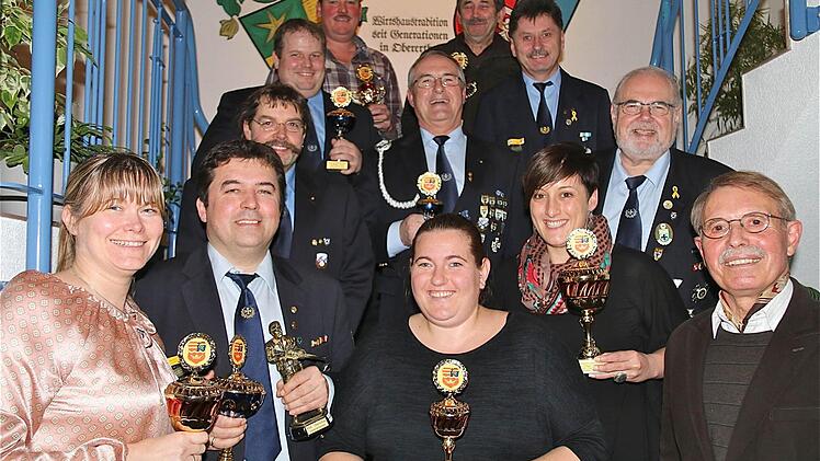 Groß war die Freude über die Vereinspokale. (1. Reihe v.l.): Sandra Schärpf, Dieter Schärpf, Tanja Büchner, Franziska Schneider und Ortssprecher Albert Trost. (2. Reihe v.l.): Sponsor Michael Hinn, Helmut Metzung und Fritz Meinl. (3. Reihe v.l.): Markus Gerlach und BSB-Kreisvorsitzender Klaus Lutz. (4. Reihe v.l.): Andreas Weigand und Hubert Nöth.  Foto: Foto: Gerd Schaar