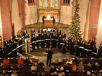 Stehende Ovationen gab es für das Vokalensemble "Cantabile Regensburg" mit seinem Leiter Professor Matthias Beckert beim Neujahrskonzert in der Stadtpfarrkirche in Haßfurt.