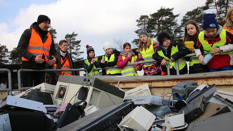 Umweltschutztechniker Andreas Sandwall erläuterte den Kindern der Oberleichtersbacher Grundschule unter anderem, was mit alten Elektrogeräten im Wertstoffhof geschieht. Fotos: Ralf Ruppert
