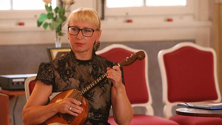 Maria Belankovskaya (Domra) beim Festival "Russischer Herbst" im Riesensaal der Coburger Ehrenburg.Foto: Jochen Berger