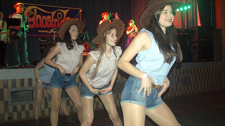 Sie rockten die Halle - die Chickendales mit "Footloose". Foto: Susanne Deuerling