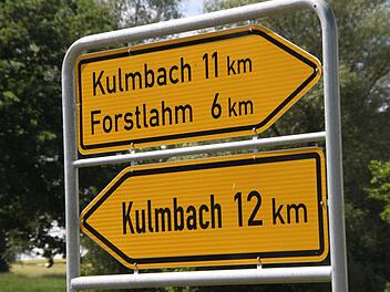Bei einer Abbiegung am Ortsausgang von Hutschdorf können Autofahrer nicht viel falsch machen, wenn sie in die Kreisstadt möchten.  Foto: Andreas Schmitt