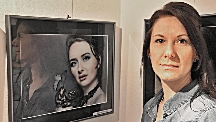 "Phantasiefotografin" Melanie Stäudler mit ihrem ersten Bild, welches sie zur Bewertung abgegeben hat. In dem Bild von Melanie Stäudler mit der Nummer 45 spiegelt sich die Künstlerin selbst.  Foto: Helmut Will