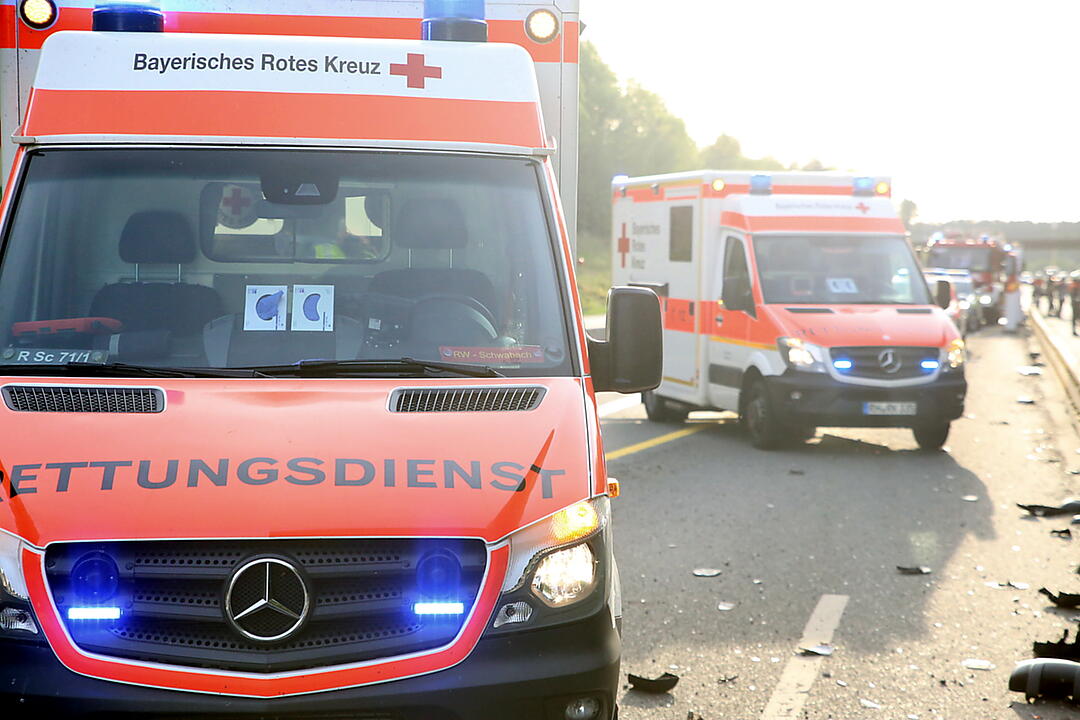 Auto überschlägt sich im Baustellenbereich auf der A6 im Kreis Roth