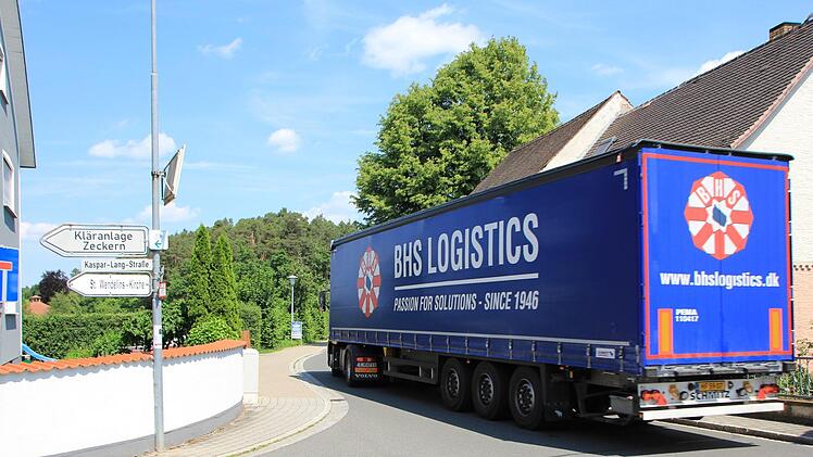 Wenn die 40-Tonner auf der Umleitungsstrecke durch Zeckern fahren, ist an manchen Stellen für  Gegenverkehr kein Platz mehr.  Foto: Andreas Dorsch