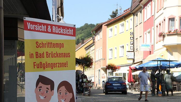 Die Werbegemeinschaft hat Banner aufgestellt, mit denen Autofahrer um Rücksicht gebeten werden. Foto: Ulrike Müller