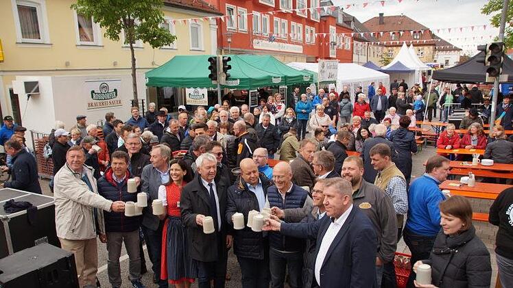 Die Politiker stoßen auf den edlen Gerstensaft und das 3. Bierkulturfest an. Foto: Joseph Beck