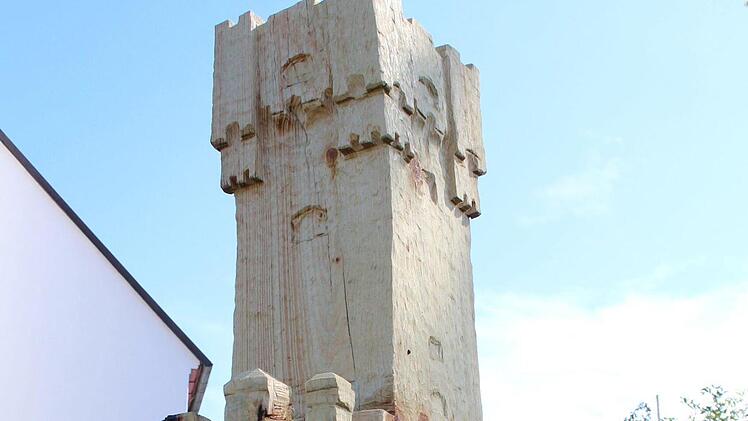 Aus einem Baumstamm ist eine Nachbildung des Altvaterturms geworden.  Foto: Andreas Dorsch