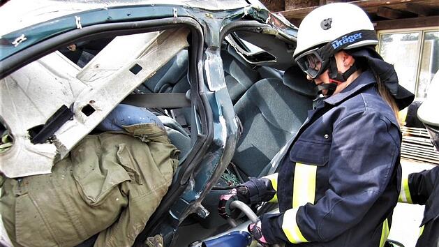 Nat&uuml;rlich trauen sich auch Frauen ans Unfallwrack wie hier Feuerwehrfrau Marina Below bei einer Einsatz&uuml;bung.