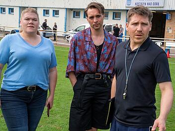 Vincent Ross (André Kaczmarczyk, zweiter von links) und Alexandra Luschke (Gisa Flake) ermitteln im neuen deutsch-polnischen "Polizeiruf" im Fußballverein von Trainer Hannes Kirchner (Hanno Koffler).