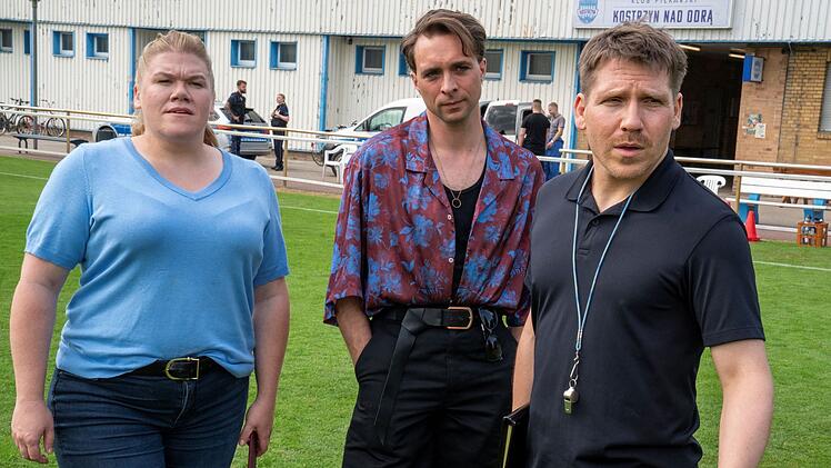 Vincent Ross (André Kaczmarczyk, zweiter von links) und Alexandra Luschke (Gisa Flake) ermitteln im neuen deutsch-polnischen "Polizeiruf" im Fußballverein von Trainer Hannes Kirchner (Hanno Koffler).