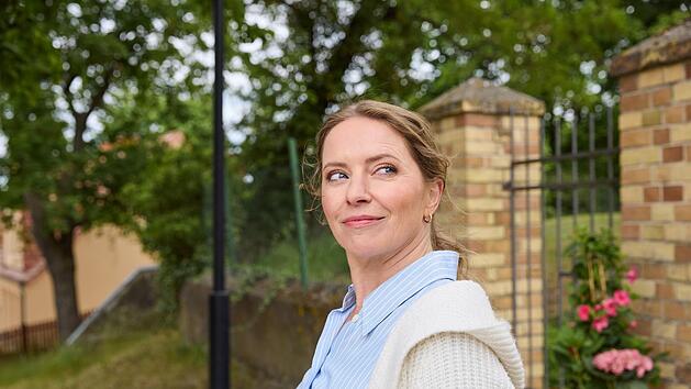 Laura Albers (Diana Staehly) wird nach dem Tod ihres Schwiegervaters v&ouml;llig unerwartet zur Hofbesitzerin.