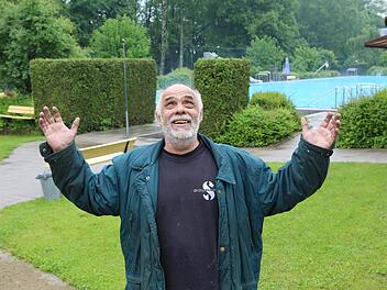 Alles Flehen zu den Göttern half Bademeister Werner Stark gestern nicht - sein Scheßlitzer Freibad bleibt für die nächsten Tage zu.  Foto: Barbara Herbst